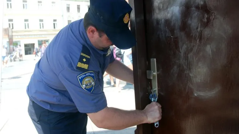 Čovjek zatekao lopova kako paradira stanom u njegovoj odjeći
