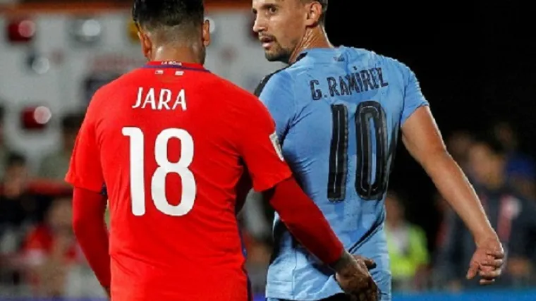 Budala koja se proslavila guranjem prsta u stražnjicu ponovno napada