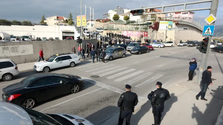 Napeta situacija u Splitu: taksisti do&scaron;li Baldasaru pod prozor, tvrde da Cammeo bez licence želi na cestu