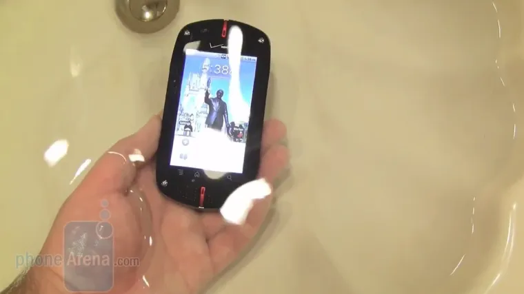 Ludi razlog zašto su gotovo svi mobiteli u Japanu vodootporni