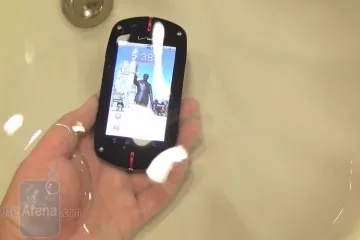 Ludi razlog zašto su gotovo svi mobiteli u Japanu vodootporni