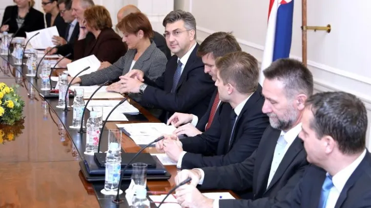 Vlada danas zasjeda u Vukovaru, počela sjednicu minutom &scaron;utnje