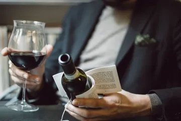 Genijalna butelja ima etiketu s kratkim pričama za čitanje dok pijuckate