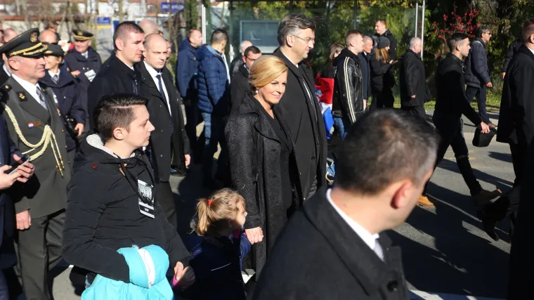 Tisuće ljudi odalo počast Vukovaru: na čelu kolone sjećanja predsjednica i 'djevojčica u plavom kaputiću'