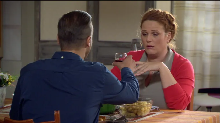 Dalibor koji je nedavno do&scaron;ao u selo upucava se Kati. Njoj je drago (Zlatni dvori)