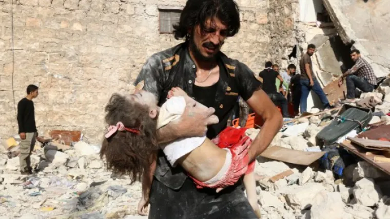 Nebo paraju rakete, tresu se zgrade, ljudi gase svjetla u kućama