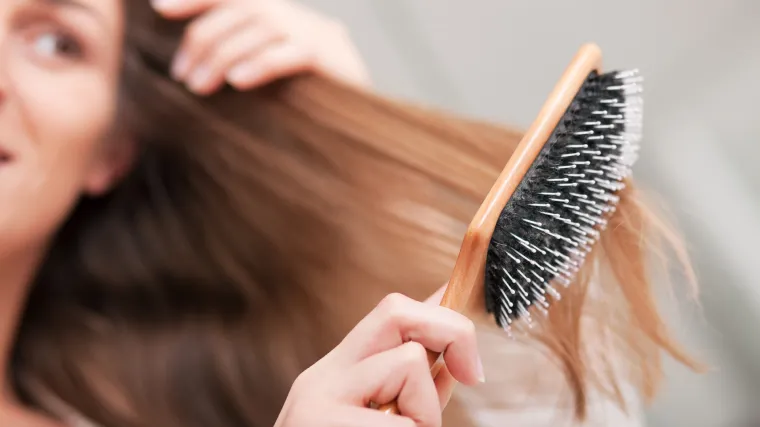 Če&scaron;ljanje kose izgleda poput horora? Postoji čak i znanstveno obja&scaron;njenje za&scaron;to je neke grive nemoguće ukrotiti