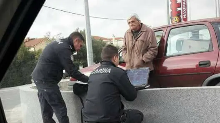 Fotografija koja je razljutila mnoge: kako je carina odlučila napraviti ured na zidiću i ukrasti djedici Božić
