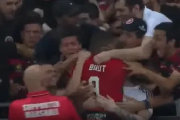 Svi se smiju nogometašu koji slavi nepriznati gol