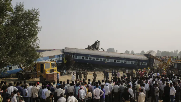 Stravična nesreća u Indiji: vlak iskočio iz tračnica, stotinjak putnika poginulo u snu