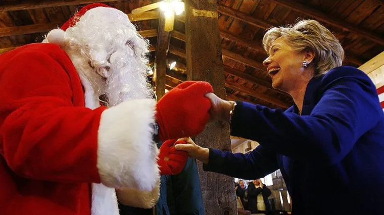 Otpustili Djeda Božićnjaka jer je rekao kako je Hillary Clinton na njegovoj listi 'za zločeste'