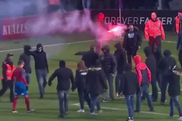 Pomahnitali huligani upali na teren i udarili sina slavnog napadača