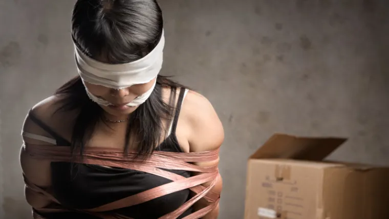 Nesvakida&scaron;nji zločin: biv&scaron;u partnericu zavezao užetom oko vrata i autom ju vukao kroz mjesto