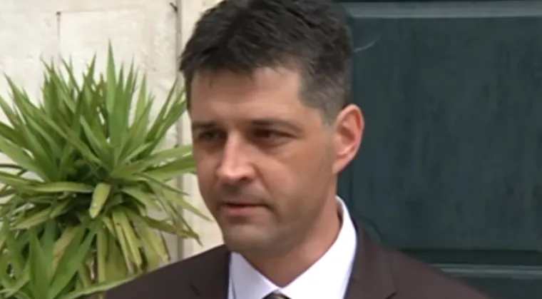 Ako državni odvjetnik podnese optužnicu, Dundić 'leti' s posla