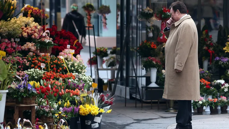 Komunalni redari obavijestili cvjećare na Cvjetnom trgu da ne smiju držati cvjetne aranžmane oko kućica, već isključivo unutar?