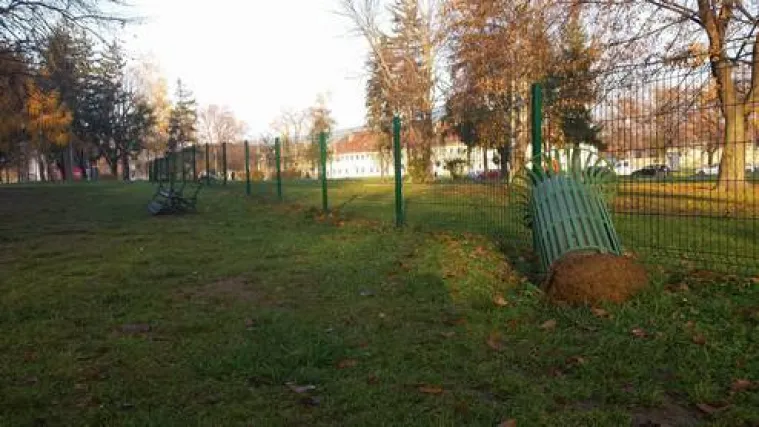 Vandalizam u parku za pse u osječkom naselju Vijenac Ivana Me&scaron;trovića