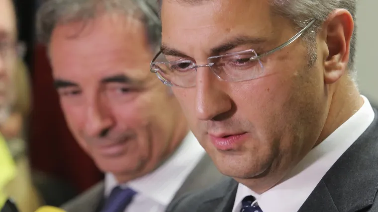 Pupovac Plenkoviću: 'Kada će 83 povratnička srpska sela i zaselaka konačno dobiti priključak na struju?'