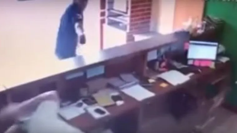 Pljačka&scaron; ispalio &scaron;est metaka na njega, no rasplet je &scaron;okirao svijet