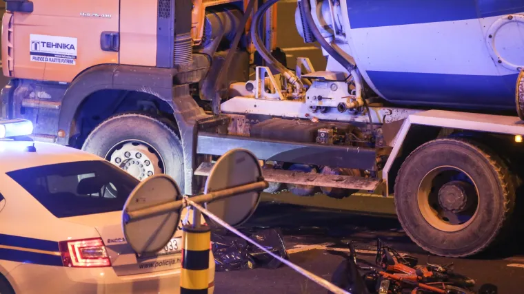 Te&scaron;ka prometna nesreća u Zagrebu: vozač mopeda poginuo pod kotačima miksera