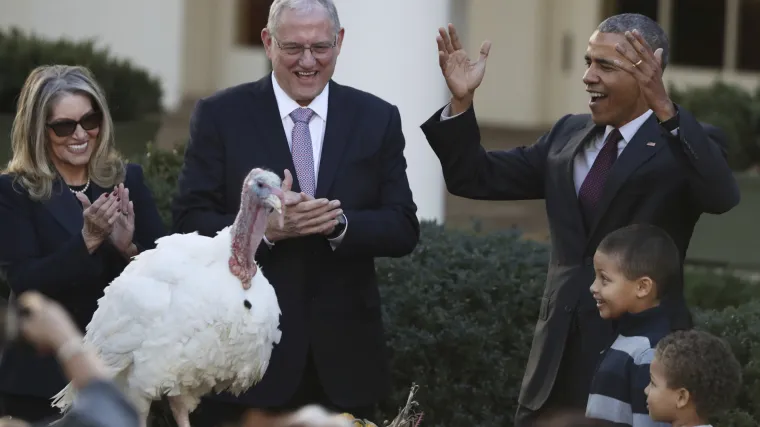 Sad je red na Trumpu: Obama posljednji put pomilovao purice na Dan zahvalnosti