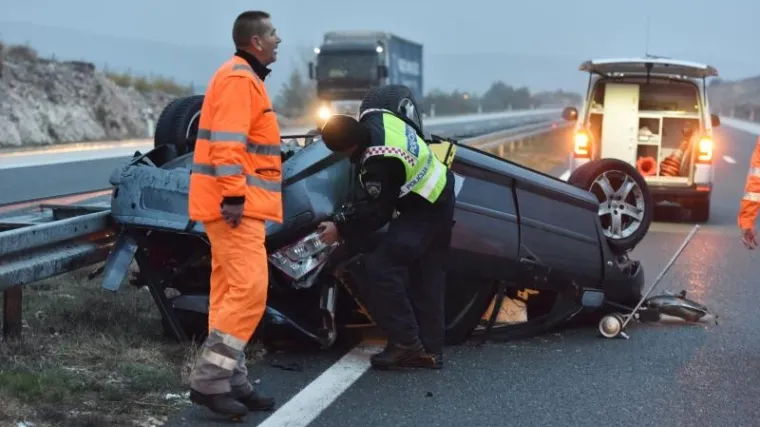 Nesreća na autocesti Zagreb-Split: auto se preokrenuo na krov, četvero mladih ozlijeđeno