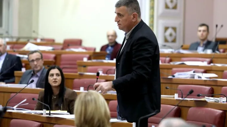 'Sramotno pozivate na hrvatske vojnike, a sinovi su pod zemljom'