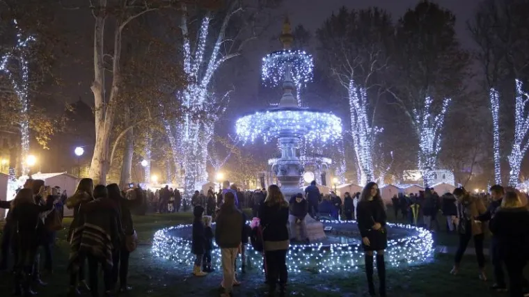 Paljenjem lampica na Zrinjevcu počeo Advent u Zagrebu: tisuće ljudi uživalo u prvom danu božićne čarolije