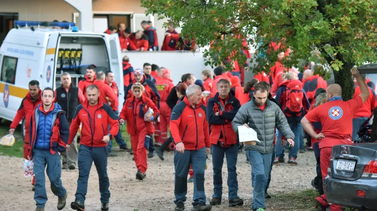 U tijeku jedna od najvećih potraga HGSS-a: najmanje 270 ljudi traži starca nestalog na Velebitu