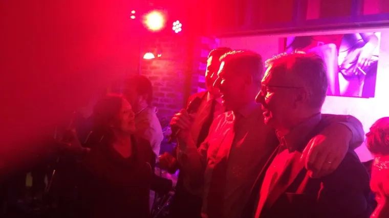 Bernardić i Ostojić se zagrlili pa zapjevali 'Ružu crvenu'