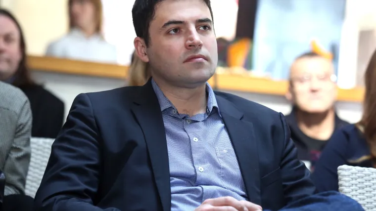 Ambiciozni odlika&scaron; Davor Bernardić: hoće li u politici pobrati petice kao i u &scaron;koli?