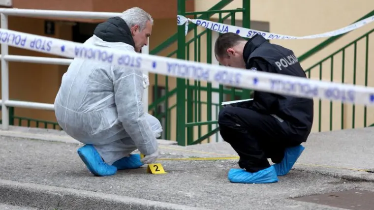 Mladić slučajno upucao djevojku, preminula je desetak minuta nakon dolaska u bolnicu