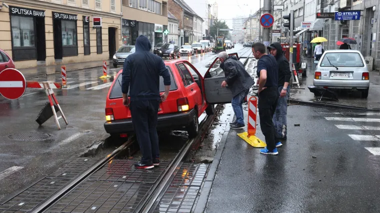 Neoprezni vozač stvorio prometni kaos u Zagrebu: upao među tračnice na mjestu radova i blokirao promet tramvajima