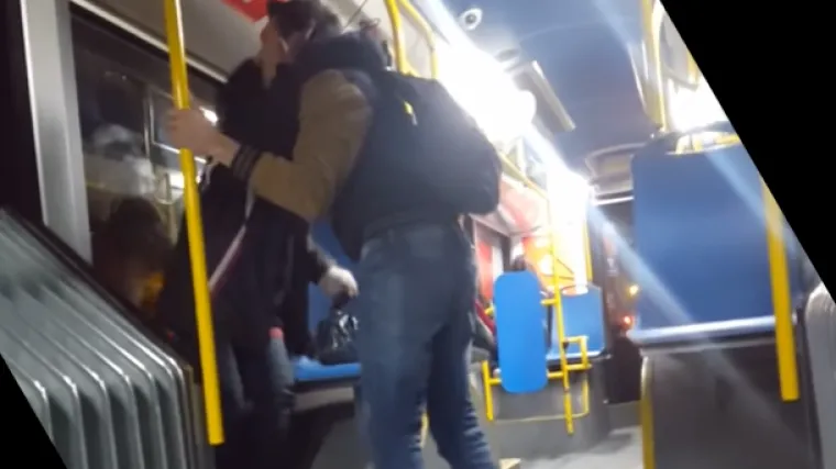 Prekrasna gesta iz Beograda: mladić kupio prosjakinji nove tenisice i poklonio joj ih u javnom autobusu