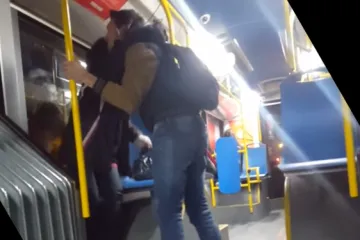 Prekrasna gesta iz Beograda: mladić kupio prosjakinji nove tenisice i poklonio joj ih u javnom autobusu