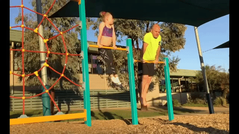 Nezgrapni otac poku&scaron;ava kopirati talentiranu kći