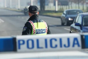 U sudaru dva kombija i osobnog automobila poginula jedna osoba