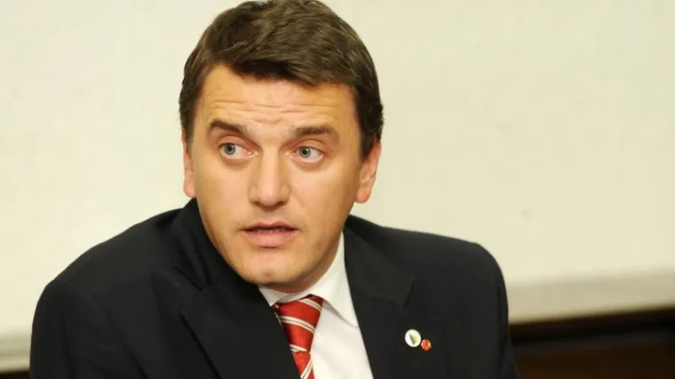 Povezan s ekipom koja se sumnjiči za podmićivanje i pranje novca?
