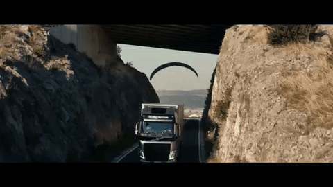 U nevjerojatnoj reklami Volvo kamion vuče paraglajdera ispod nadvožnjaka