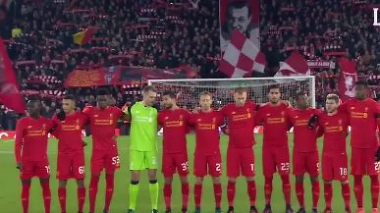 YOU'LL NEVER WALK ALONE: Liverpool je dirljivom izvedbom svoje himne odao počast stradalima