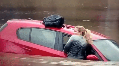 Žena zapela u poplavi, a njezino spa&scaron;avanje prenosila televizija uživo