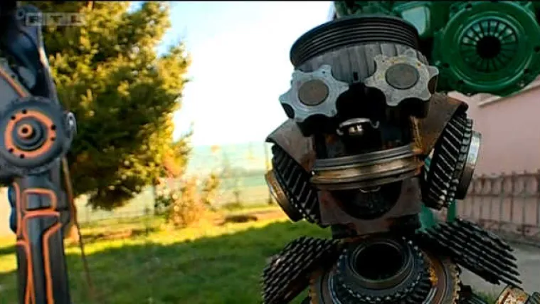 Žabjački 'transformeri': poduzetni dvojac od otpada izrađuje pravu umjetnost