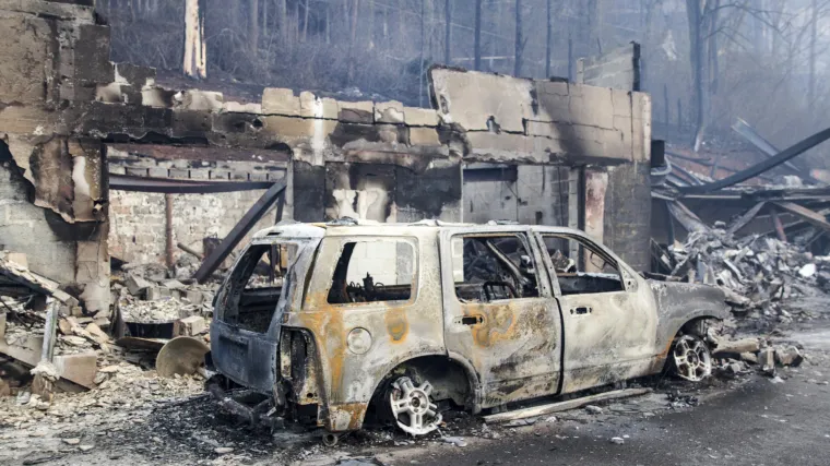 Sedmero mrtvih u &scaron;umskim požarima na jugoistoku SAD-a: tisuće ljudi oti&scaron;lo, stotine domova o&scaron;tećeno