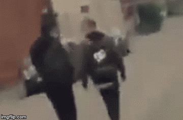 Klinac iz dosade napao slučajnog prolaznika pa pobrao nokaut