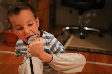 PREKRASNA PRIČA IZ SUSJEDSTVA: Dječak bez ruku koji ru&scaron;i sve predrasude