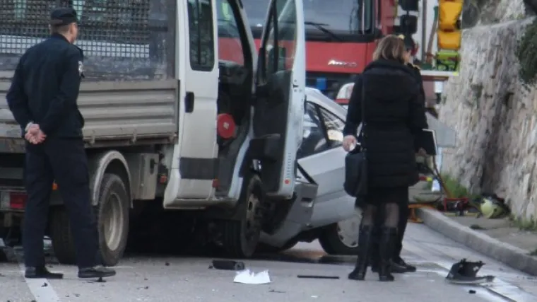 Vozač teretnog vozila izgubio nadzor te frontalno udario u osobno vozilo