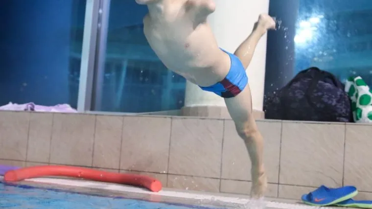 Za malog Ismaila nema prepreka, bez ruku uspijeva preplivati olimpijski bazen!