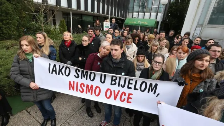Pred Ministarstvom zdravstva prosvjed liječnika: 'Iako smo u bijelom, nismo ovce'