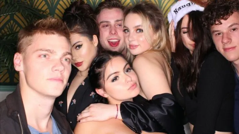 Ariel Winter se cijelu večer naslikavala s prijateljima ne znajući da joj je ispala sisa