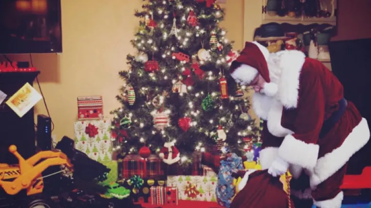 Uz ovu fora aplikaciju možete napraviti dosta realističnu fotku Djeda Mraza pored svog božićnog drvca