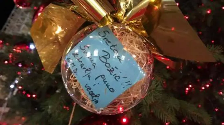 Riječani odu&scaron;evili porukama priloženima uz 'kuglice dobrih želja' na gradskom boru